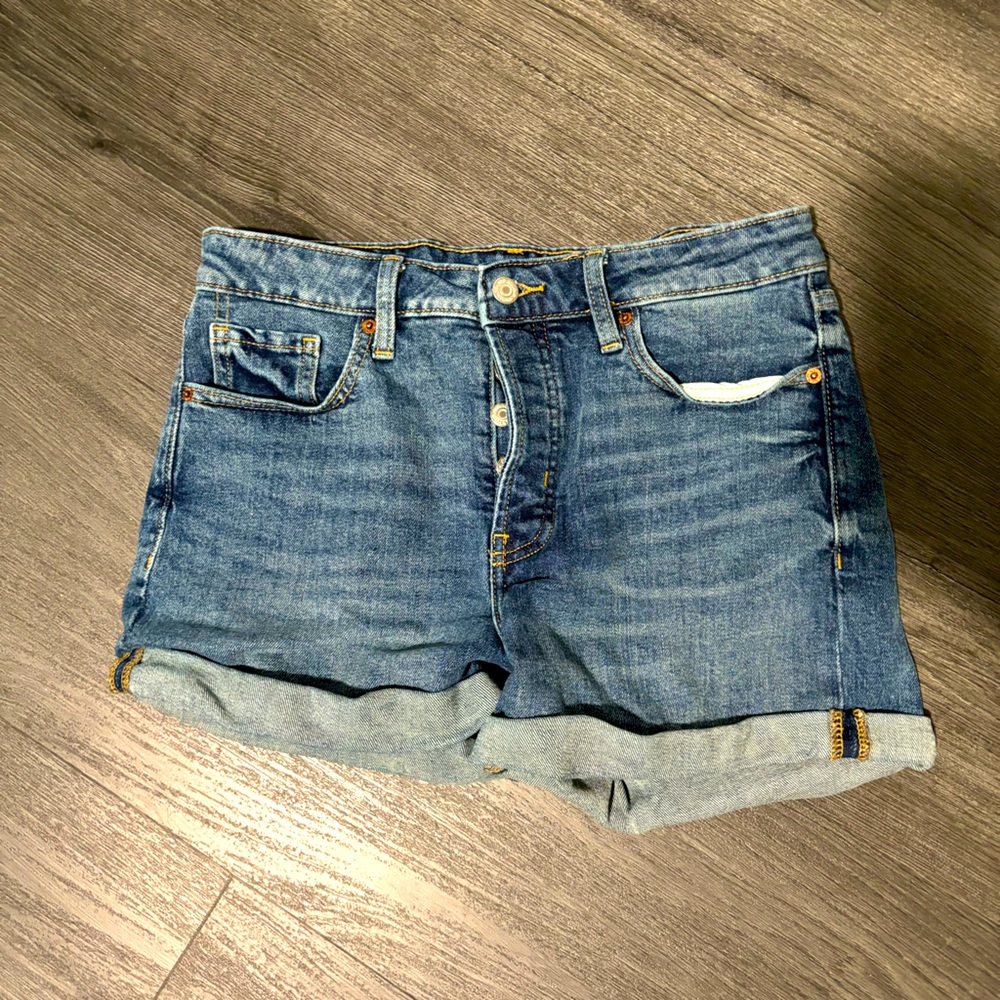 Old Navy Denim Shorts. Size 6, high rise. No zipper, button up.